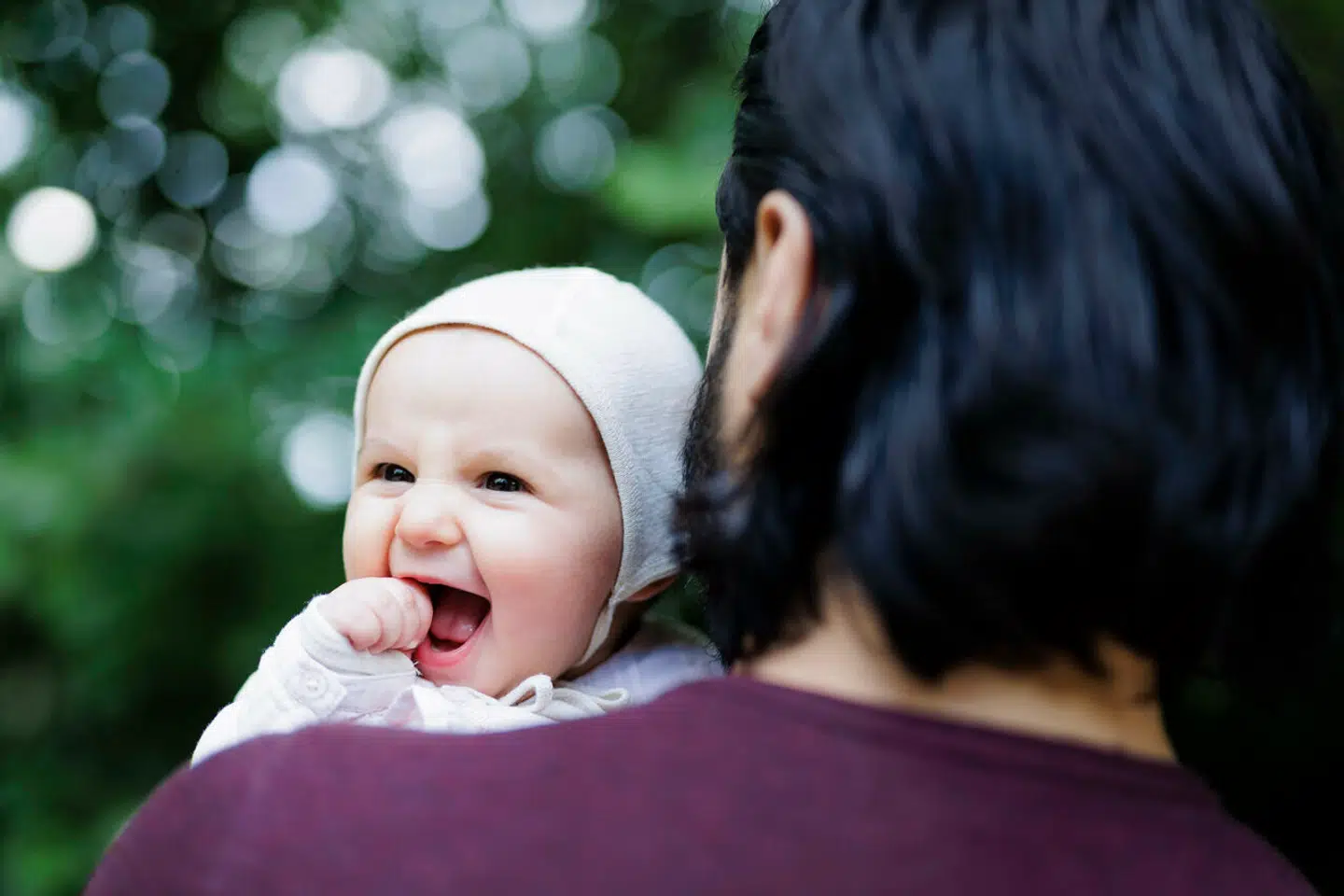 »Noget tyder altså på, at grænsen for udsathed er udvisket, og at der hersker en 'alle er mentalt udsatte, indtil det modsatte er bevist'-tankegang,« skriver tre psykologer om sundhedsplejerskens opsporingsarbejde blandt nybagte forældre.