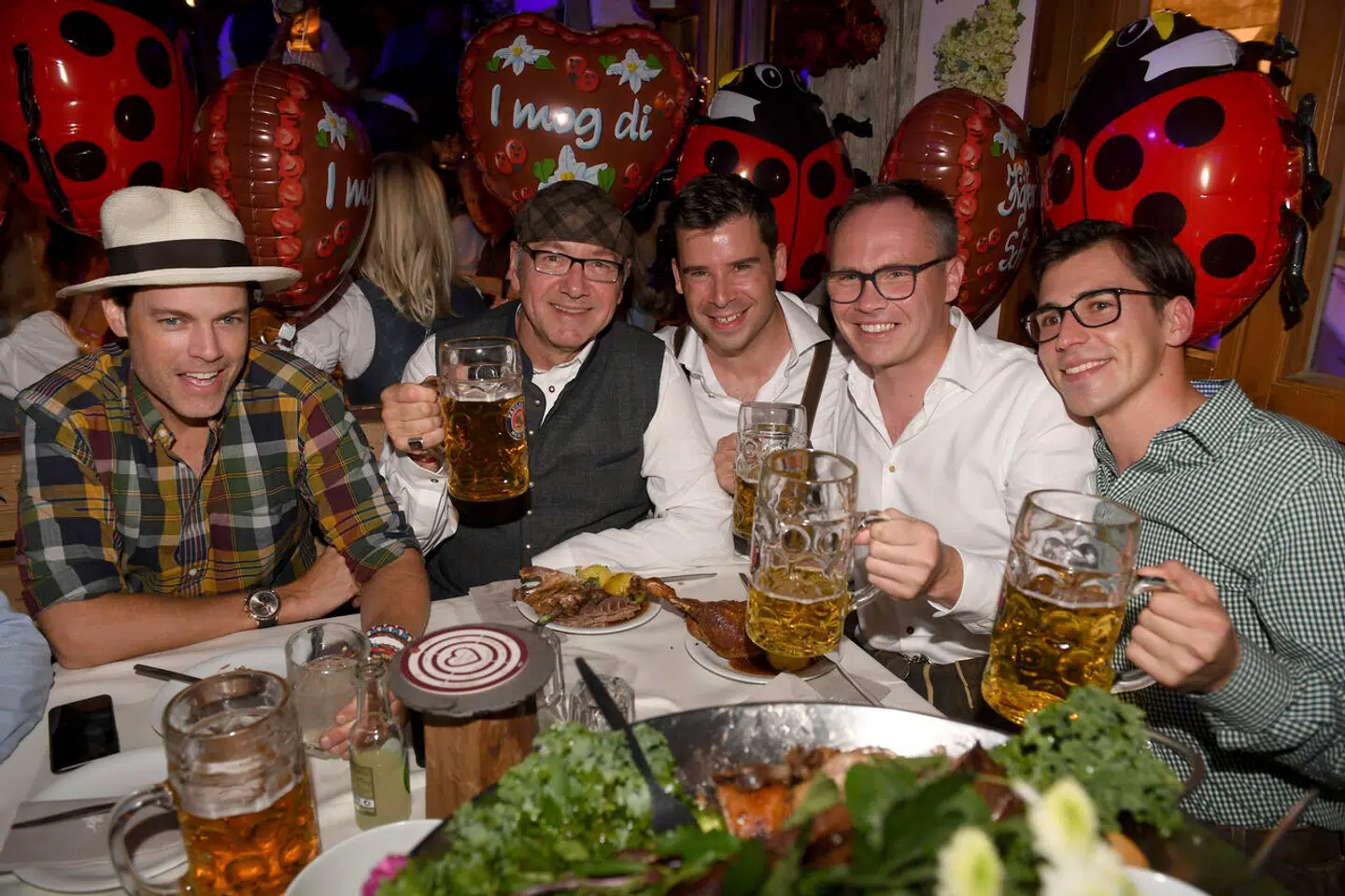 Manageren Evan Lowenstein (til venstre) og Kevin Spacey (ved siden af Lowenstein) er blevet nære venner, særligt efter at anklagerne mod Spacey kom frem i 2017. På billedet er de til oktoberfest i München i 2017, kort før anklagerne kom frem.