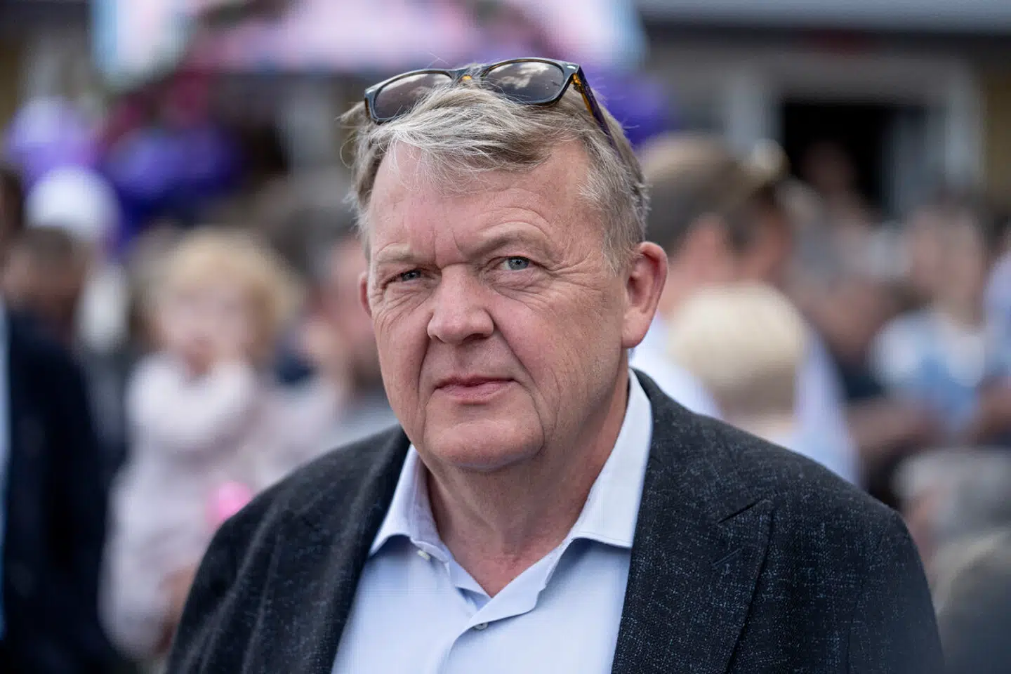 »I gamle dage blafrede magten fredsommeligt mellem rød og blå. Med Lars Løkke Rasmussens 'befrielsesregering' er den blevet grå,« skriver Torben Steno.