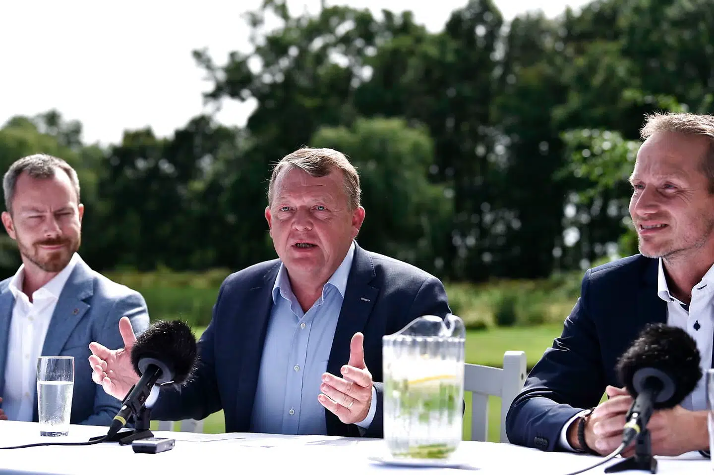 Jakob Ellemann-Jensen, Lars Løkke Rasmussen og Kristian Jensen på sommergruppemødet på Kragerup Gods ved Ruds Vedby fredag 9. august 2019. (Foto: Mads Claus Rasmussen/Scanpix 2019)