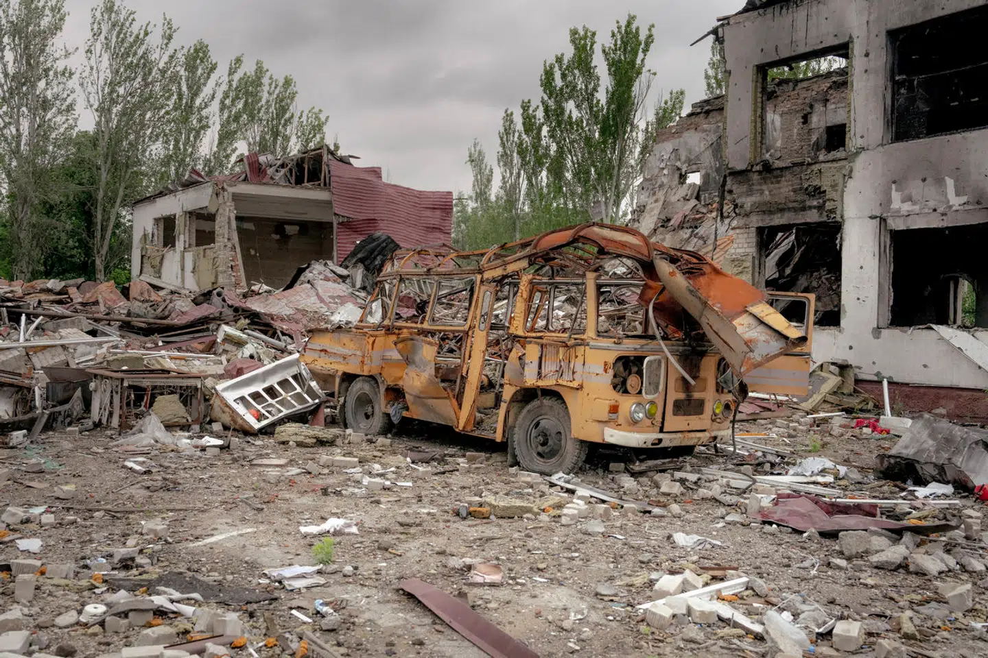 Gymnasiet i Orikhiv blev ramt af et luftangreb for en måned siden. Næsten hele skolen udbrændte, og det samme gjorde skolebussen.