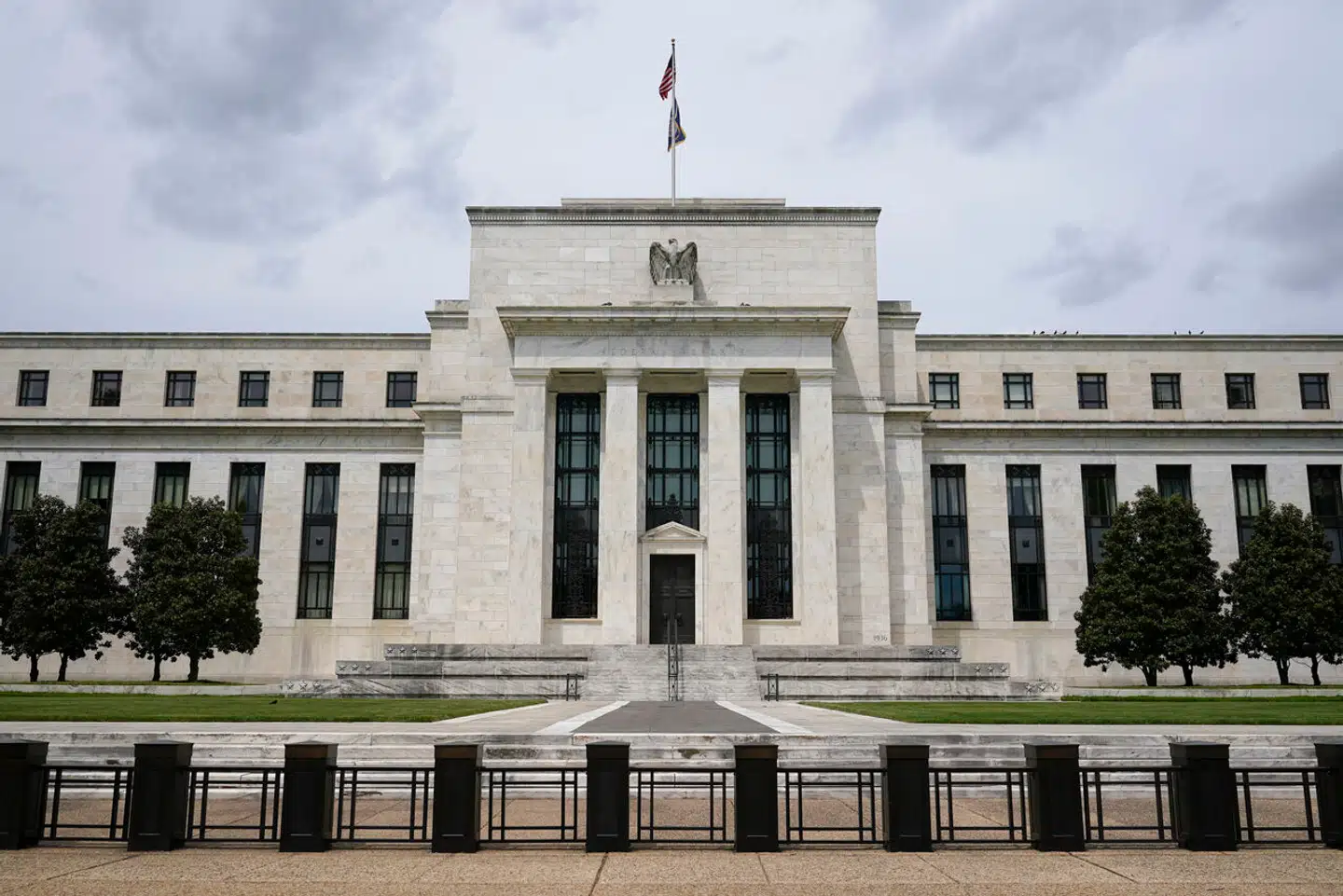 USAs centralbank (FED) har til opgave at fastlægge en pengepolitik, så økonomien er afbalanceret, og beskæftigelsen er så høj som muligt, samtidig med at priserne udvikler sig stabilt. På billedet ses FEDs hovedkvarter i Washington, D.C. (Foto: AP Photo/Patrick Semansky/Ritzau Scanpix).