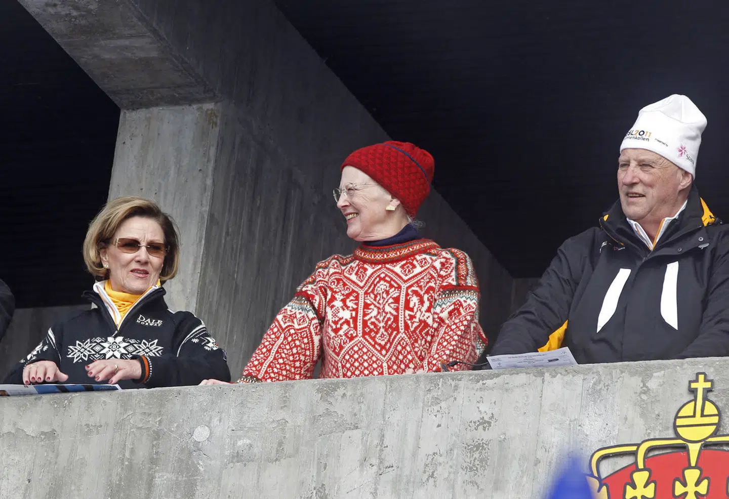 Dronning Margrethe flankeret af det norske kongepar i forbindelse med en skikonkurrence i Oslo i 2011. De har været nære venner gennem mange år.