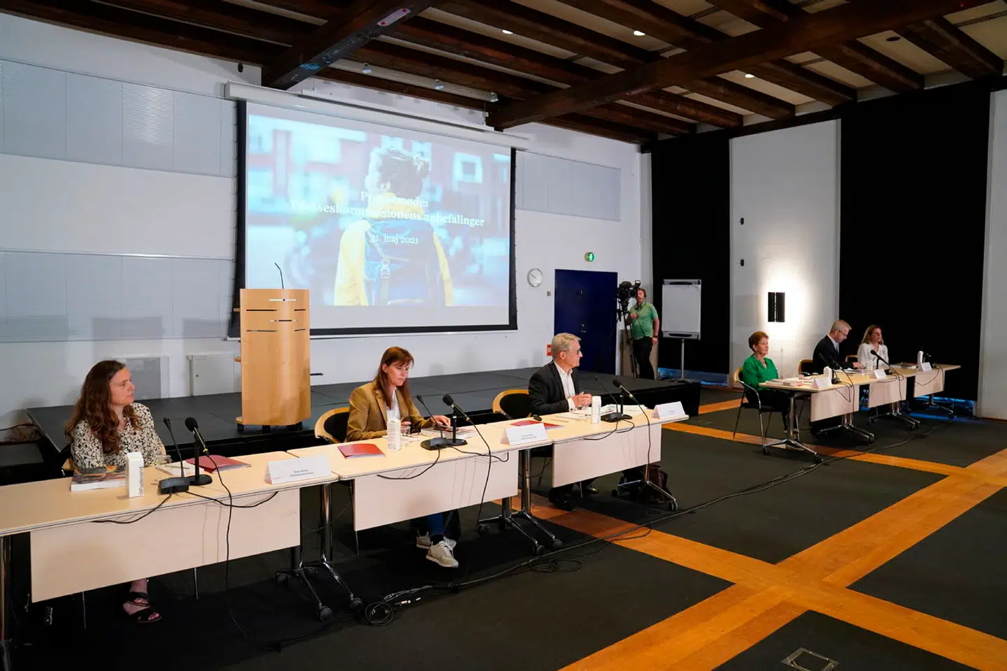 Mette Ejrnæs sidder ved Ydelseskommisionens pressemøde i maj 2020 yderst til venstre. Herefter følger Benedikte Kiær, borgmester i Helsingør Kommune, kommissionens formand Torben Tranæs, fhv. socialminister og medlem af Folketinget JYtte Andersen, Jon Kvist, professor fra Roskilde Universitet samt Lisbeth Pedersen, forsknings- og analysechef, VIVE. (Foto: Emil Helms/Ritzau Scanpix)