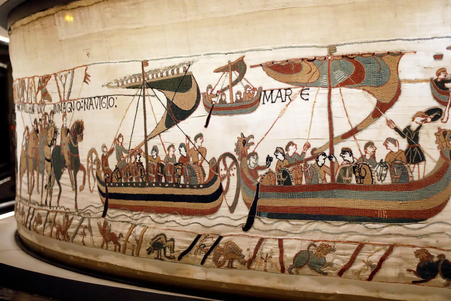 Normannerne var »helt almindelige, patriarkalske middelaldermennesker,« skriver Henrik Dahl i denne kommentar. Her er et udsnit af Bayeux-tapetets skildring af normannernes erobringstogt mod England i det 11. århundrede.