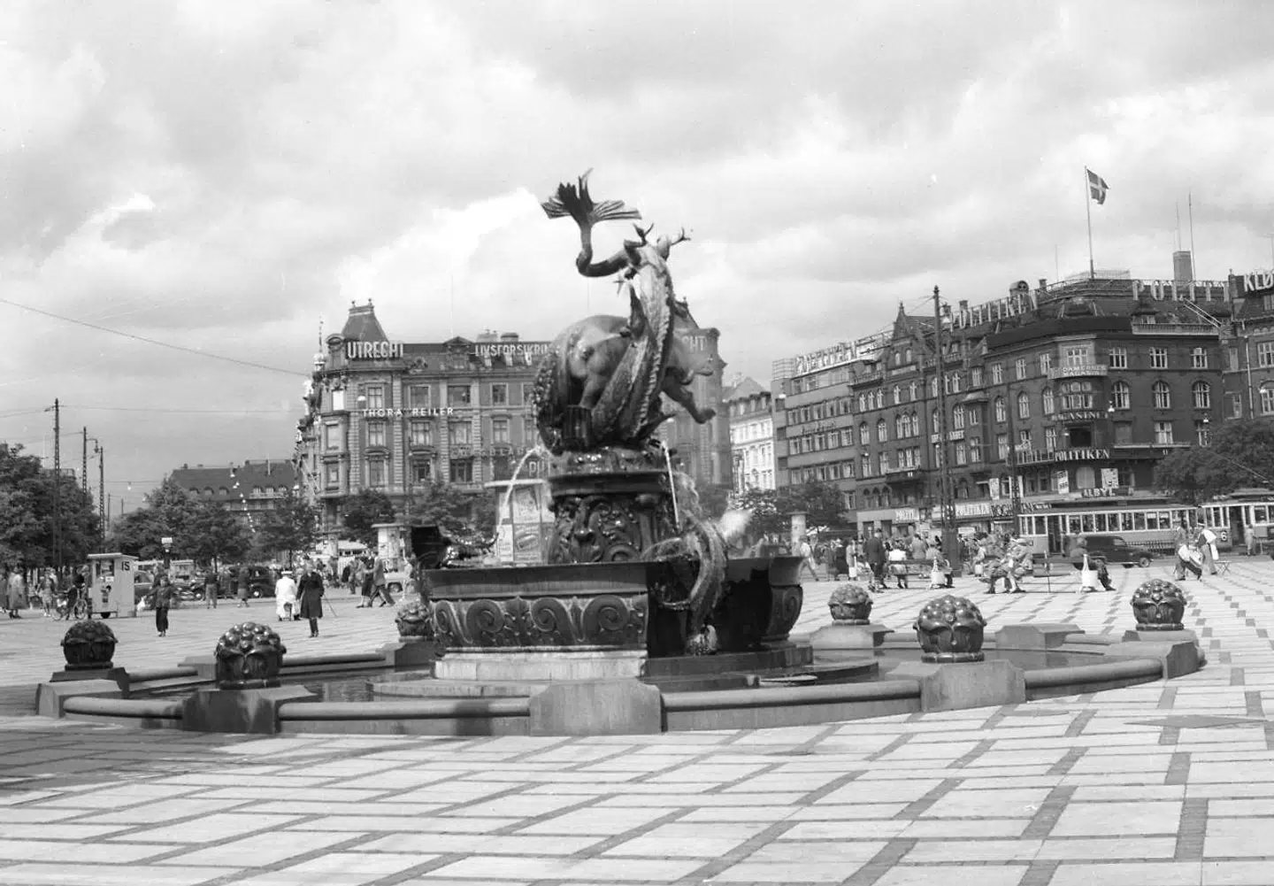 Dragespringvandet, som det så ud med sit yderbassin, der blev fjernet i 1954. Nu er der kommet ekstra midler, så projektet med at rykke springvandet ind på pladsen og føre det tilbage til sin oprindelige form kan lykkes.