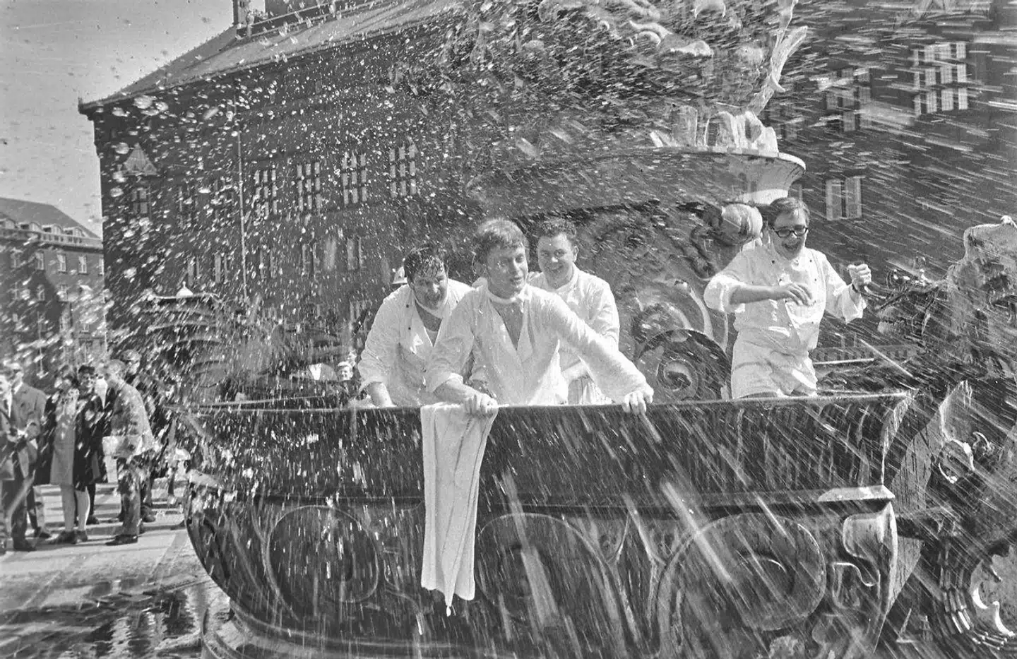 Dragespringvandet er både blevet betragtet og brugt flittigt i årenes løb. Her fra sommeren 1966.