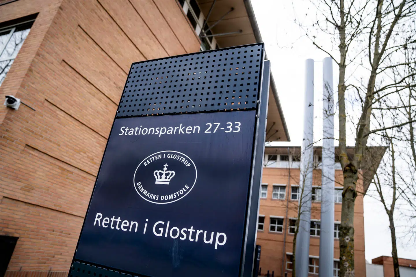 En 41-årig mand har via sin advokat lørdag ved Retten i Glostrup erkendt sig skyldig i manddrab og i grov vold i forbindelse med et knivoverfald på tre medarbejdere på tre ansatte på Retspsykiatrisk Ambulatorium i Brøndby.