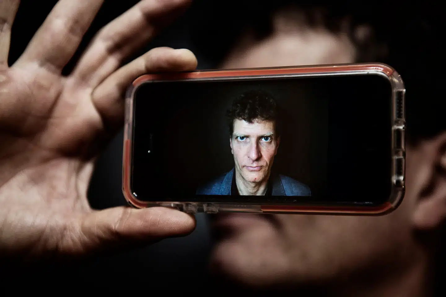 »Når vi siger 'mindre skærmtid, tak', skal vi passe på, at de unge ikke hører os forbyde samvær med deres venner,« skriver Søren Schultz Hansen – som her er fotograferet med en telefon som mellemled.