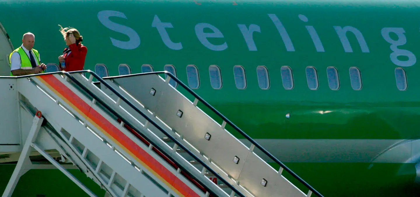 (FILES) This file picture shows a Sterling Airways on the tarmac of Malaga's airport, southern Spain, on November 26, 2005. Danish-based low-cost carrier Sterling Airways said on october 29, 2008 it would file for bankruptcy after its cash-strapped Icelandic investors were unable keep the company airborne. AFP PHOTO/ JOSÉ LUIS ROCA. JOSE LUIS ROCA / AFP