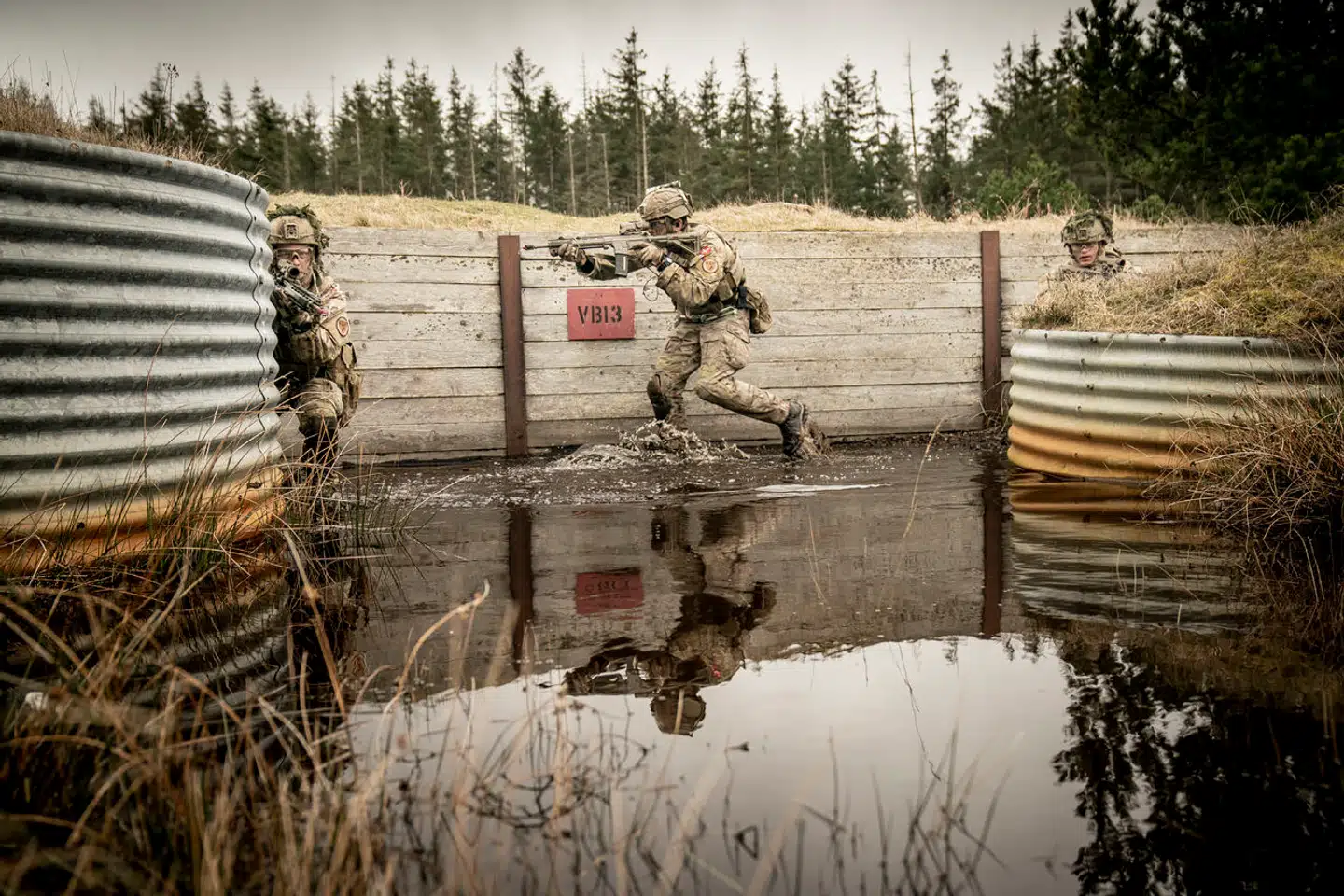 »Med de mange ekstra milliarder bliver mere ’eksotiske’ ønsker til indkøb af nyt grej, som tidligere var dømt ude, nu pludselig mulige,« skriver Cornelia Baciu, Kristian Søby Kristensen og Alexander Høgsberg.