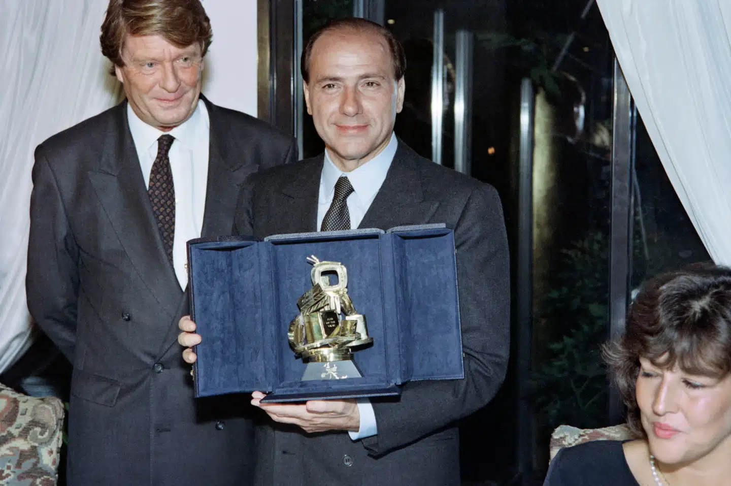 Silvio Berlusconi modtager i 1991 en præmie for sin rolle som pioner i opbygningen af en privat tv-branche i Europa.