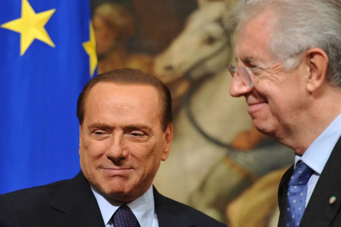 Silvio Berlusconi blev dømt færdig, da han under gældskrisen i 2011 efter hårdt pres fra EU og finansmarkederne måtte overlade regeringsmagten til teknokraten Mario Monti. Det viste sig – som adskillige gange både før og siden – at være forkert.