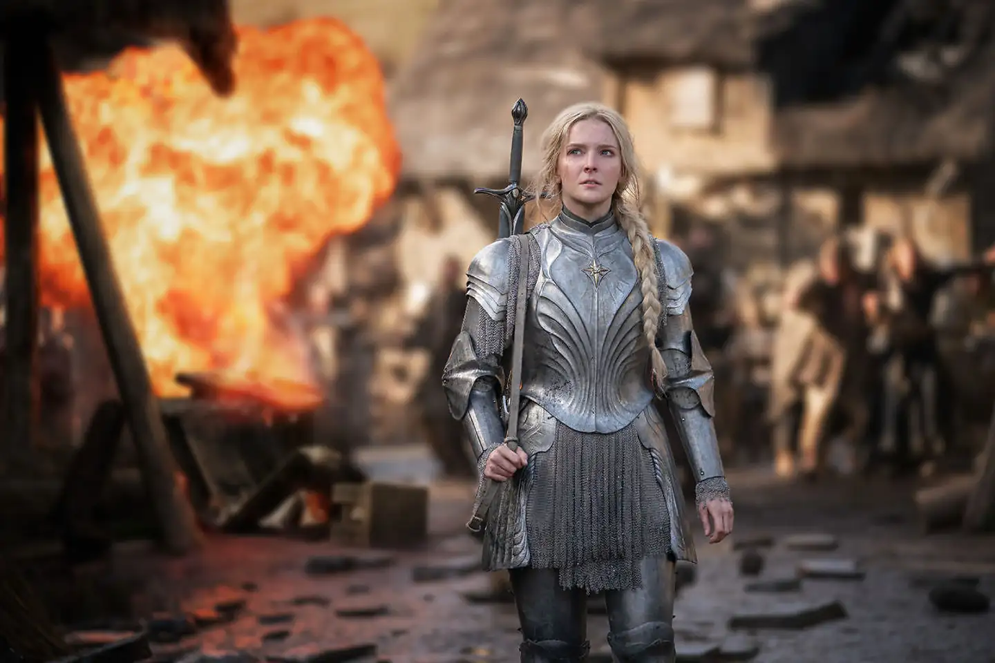 Morfydd Clark gør sit allerbedste for at gå i Cate Blanchetts fodspor i rollen som den ikoniske Galadriel. Det er interesasnt at følge elveren på et langt tidligere tidspunkt i Midgårds historie.