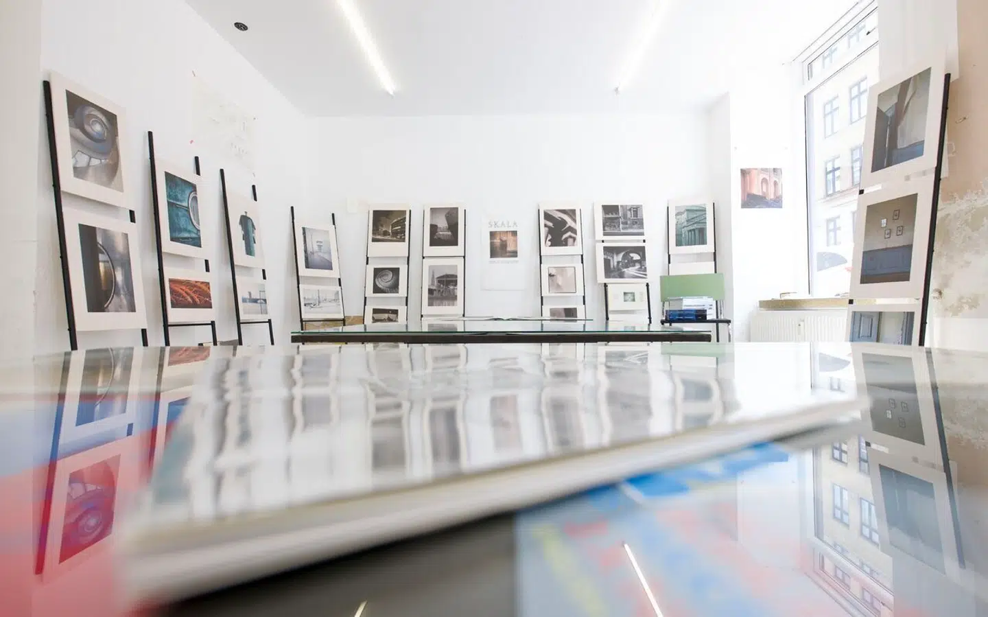 I modsætning til de fleste udstillinger af arkitekturbilleder har Lindhe fravalgt de store spektakulære formater, men udstiller sine billeder på nogle elegante, spinkle »stiger«, der læner sig mod galleriets vægge.