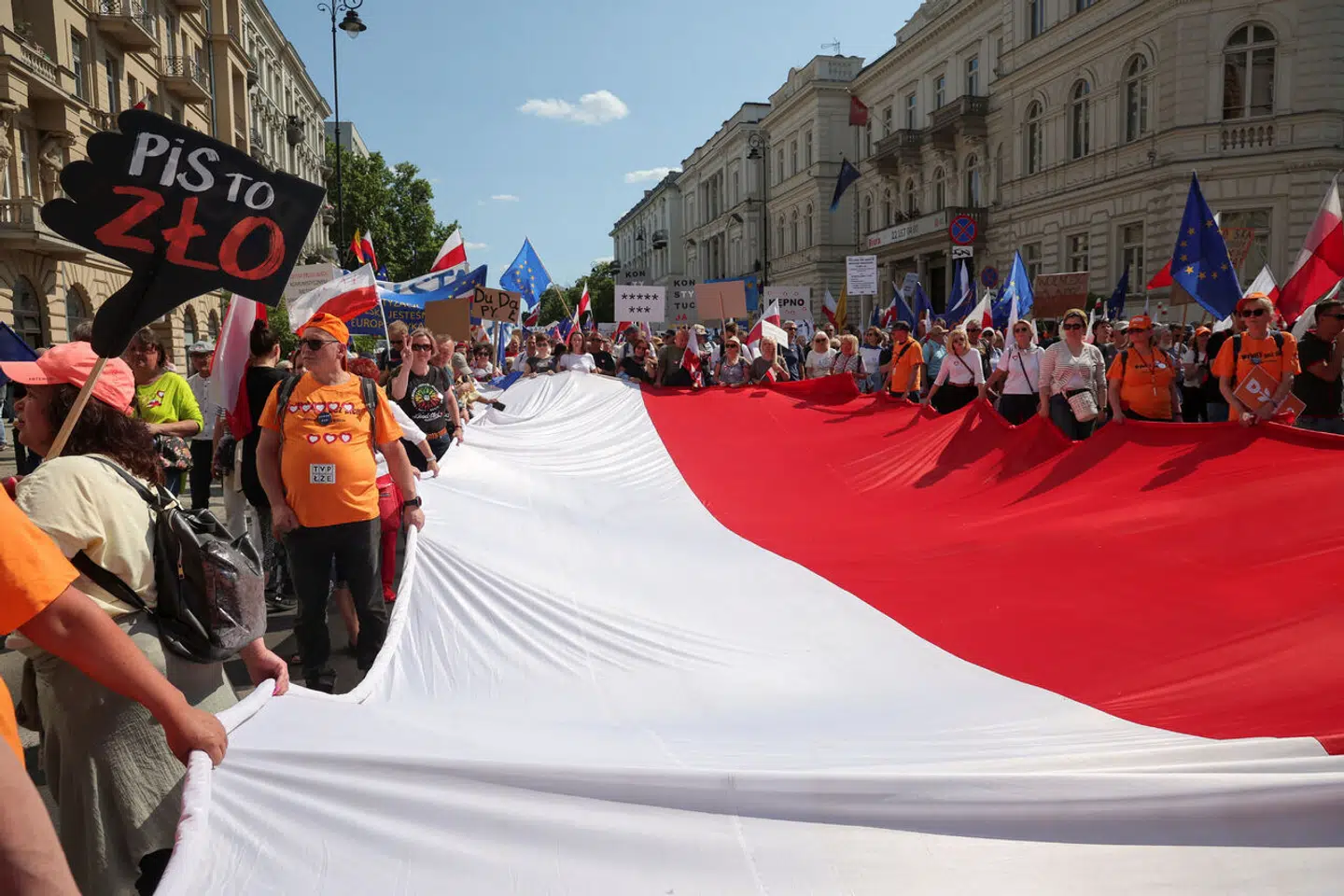 »'Mamy dość,' råber folk taktfast – 'vi har fået nok'. Og 'Tu jest Polska' – »Du er Polen«, i betydningen: Vi er alle sammen Polen. At være patriot er ikke noget, Lov og Retfærdighed har monopol på, selvom de rutinemæssigt stempler folk, der kritiserer dem, som tyskere, russere eller noget andet farligt. Noget udenlandsk. U-polsk,« skriver Vibe Termansen om denne march, der fandt sted 4. juni i Warszawa.
