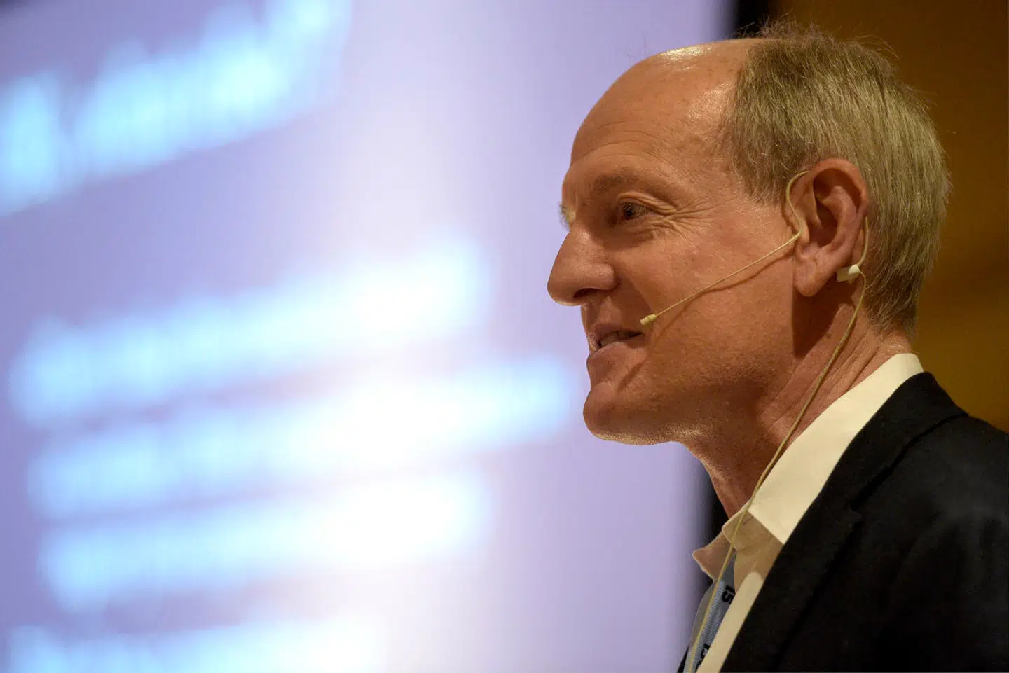 Flere af verdens førende forskere inden for kunstig intelligens slår alarm. Vi risikerer at skabe vores egen dommedag, og i princippet skal der ikke mere til end en kunstig intelligens, der vil sikre sig, at den kan hente os en kop kaffe, fortæller professor i computer science ved Berkeley University Stuart Russell til Berlingske.