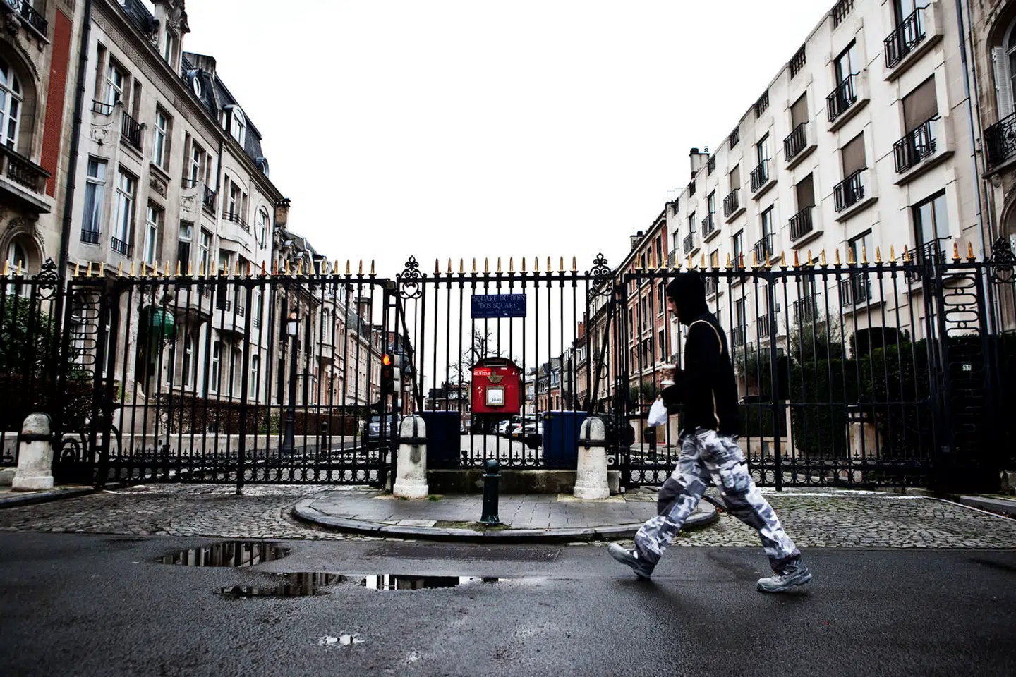 Det er på denne lukkede og bevogtede gade, Square du Bois i Bruxelles, at tjenesteboligen for NATO-generalsekretæren er placeret.