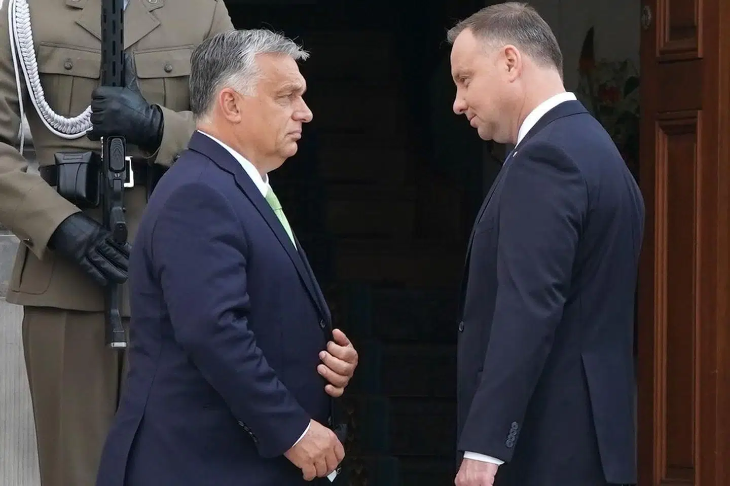 »Forestil jer den Putin-elskende Orbán som rådsformand i efteråret 2024, når europaparlamentsvalget er overstået, og alle topposterne skal fordeles. Nej, vel?« skriver Marlene Wind. Her hilser Ungarns premierminister, Viktor Orbán (t.v.), på Polens præsident, Andrzej Duda.