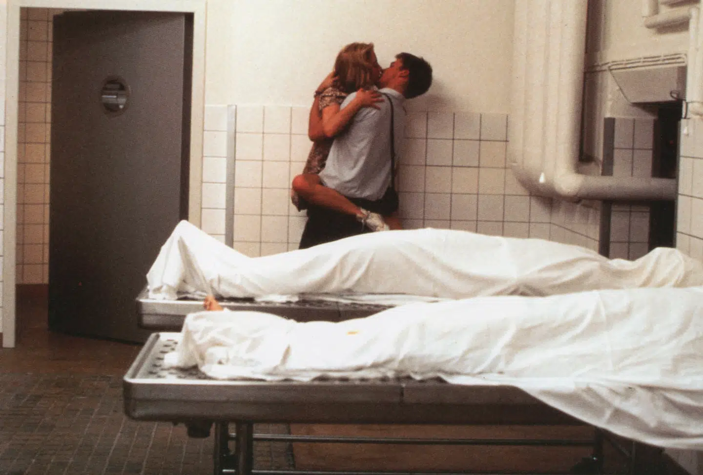 Sammenblanding af sex og død var ikke amerikanernes kop te, og en genindspilning af danske »Nattevagten« så noget anderledes ud. Her er en af de forbudte scener fra den danske film, der var instrueret af Ole Bornedal. Nu kommer der en toer.