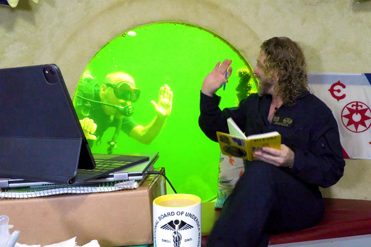 Joseph Dituri, eller Dr. Dybhav, som han også er kendt som, i undervandshytten i Florida. Frazier Nivens/Florida Keys News/Reuters