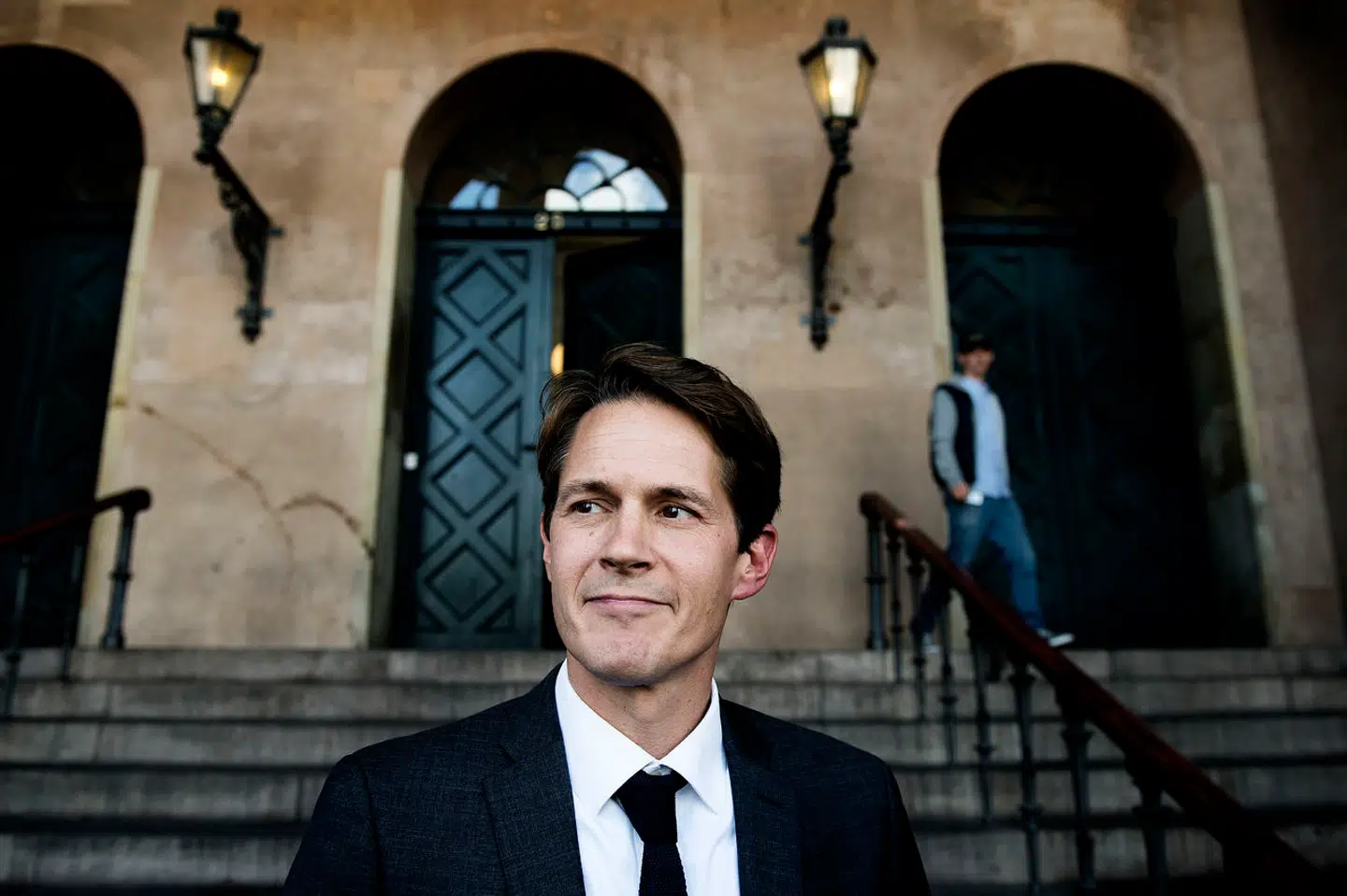 Leder af Kromann Reumerts erhvervsstrafferetsspeciale Hans Jakob Folker er forsvarsadvokat for den aflyttede energidirektør. Folker er tidligere vicestatsadvokat i Bagmandspolitiet.