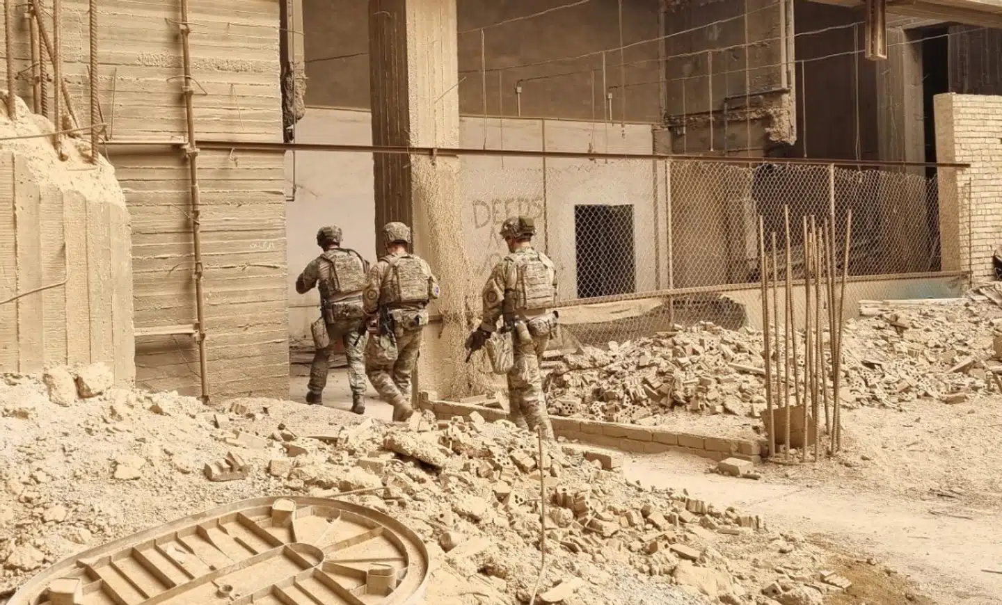 Under den skarpe januarsol i vinter øvede sikrings- og eskortekompagniet i Irak kamp i bebyggelse i Bagdad. Det foregik ved den gamle Baath-partibygning. Baath-partiet var diktatoren Saddam Husseins parti.