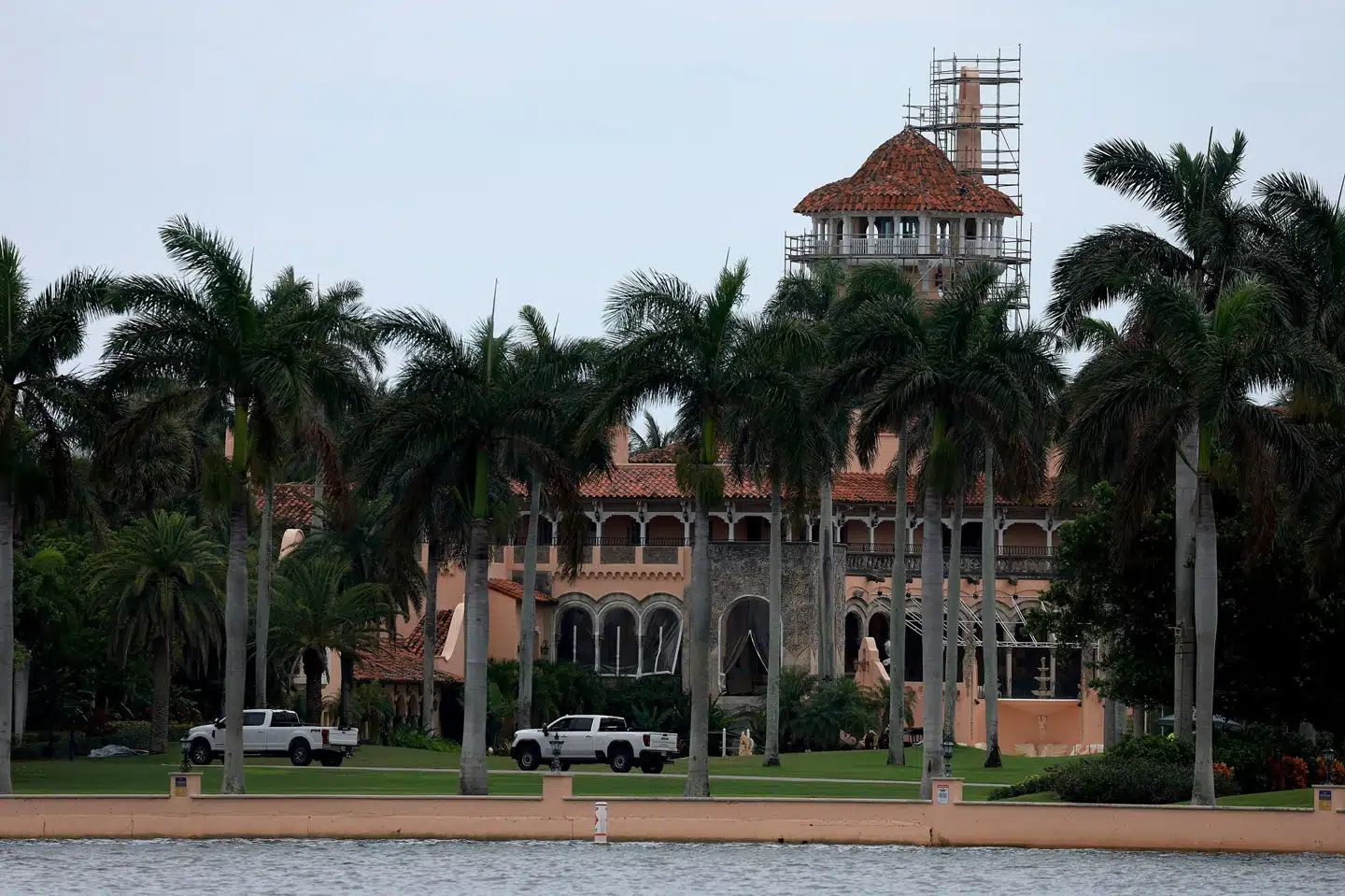 FBI fandt i 2022 ifølge Reuters omtrent 13.000 dokumenter, hvoraf 100 var stemplet som klassificerede i ekspræsident Donald Trumps Mar-a-Lago-hjem i Florida. (Arkivfoto). Joe Raedle/Ritzau Scanpix
