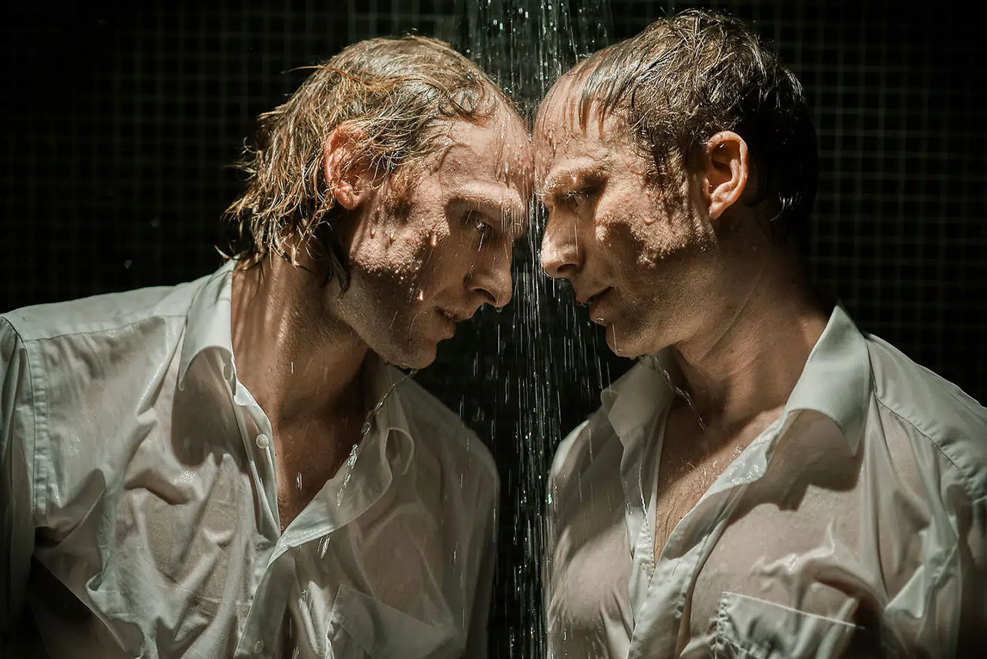 Patrick Baurichter og Morten Burian som de to mænd, der indgår en fatal pagt i »Kannibalen« på Det Kongelige Teater.