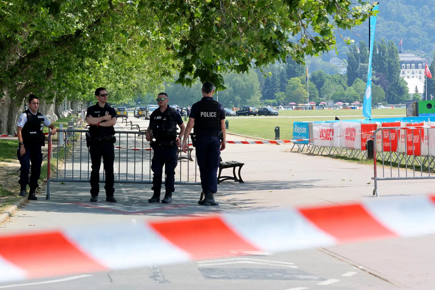 Knivangrebet skete i en offentlig park i den franske by Annecy omkring klokken 09.45. Her stak gerningsmanden fire små børn og to voksne. Børnene var mellem 22 og 36 måneder gamle og er torsdag aften alle i kritisk tilstand.