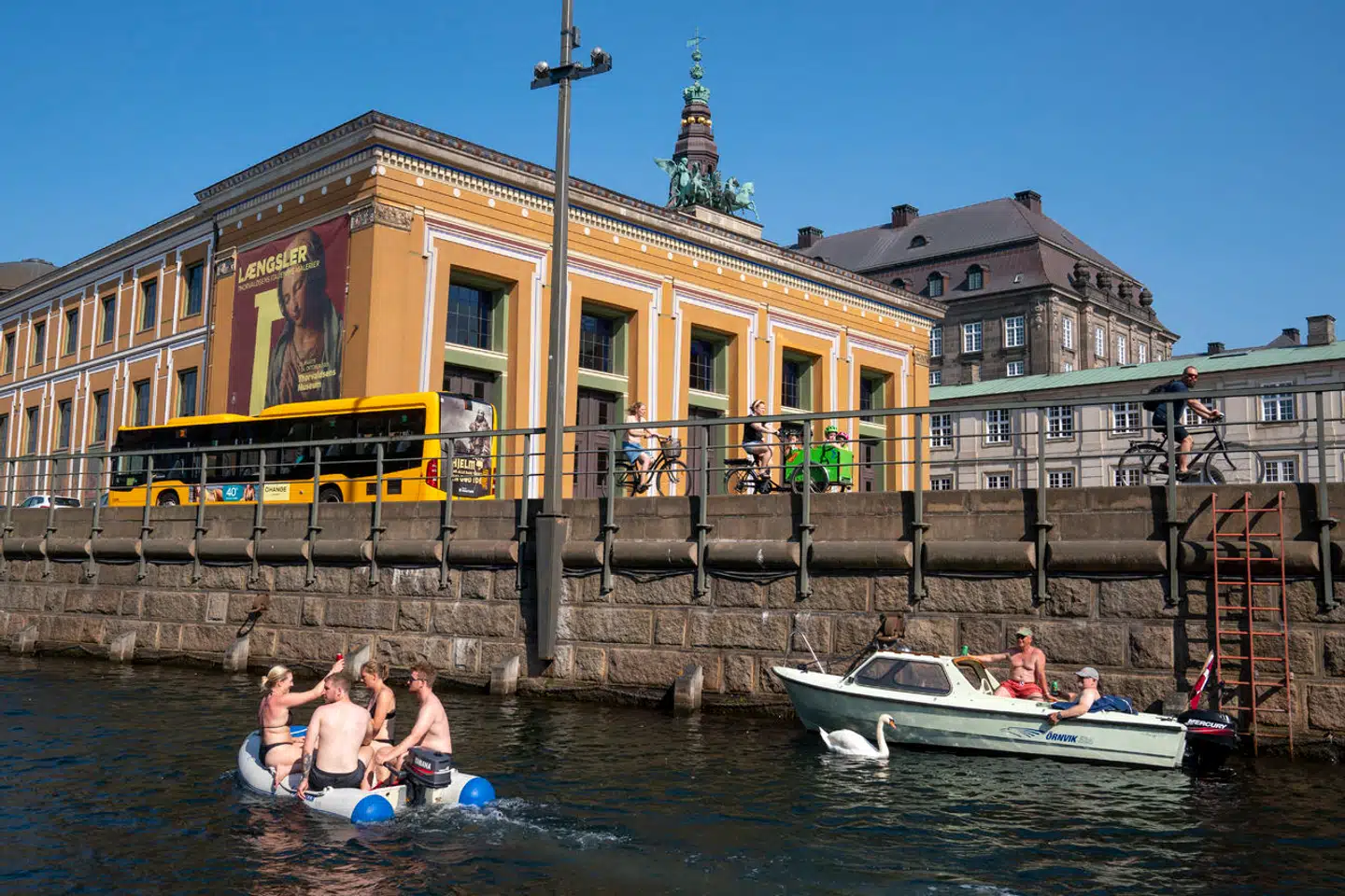 Det er sommer – og vandet lokker. Men der er visse forbehold, som er gode at huske, inden man begiver sig ud i det blå.