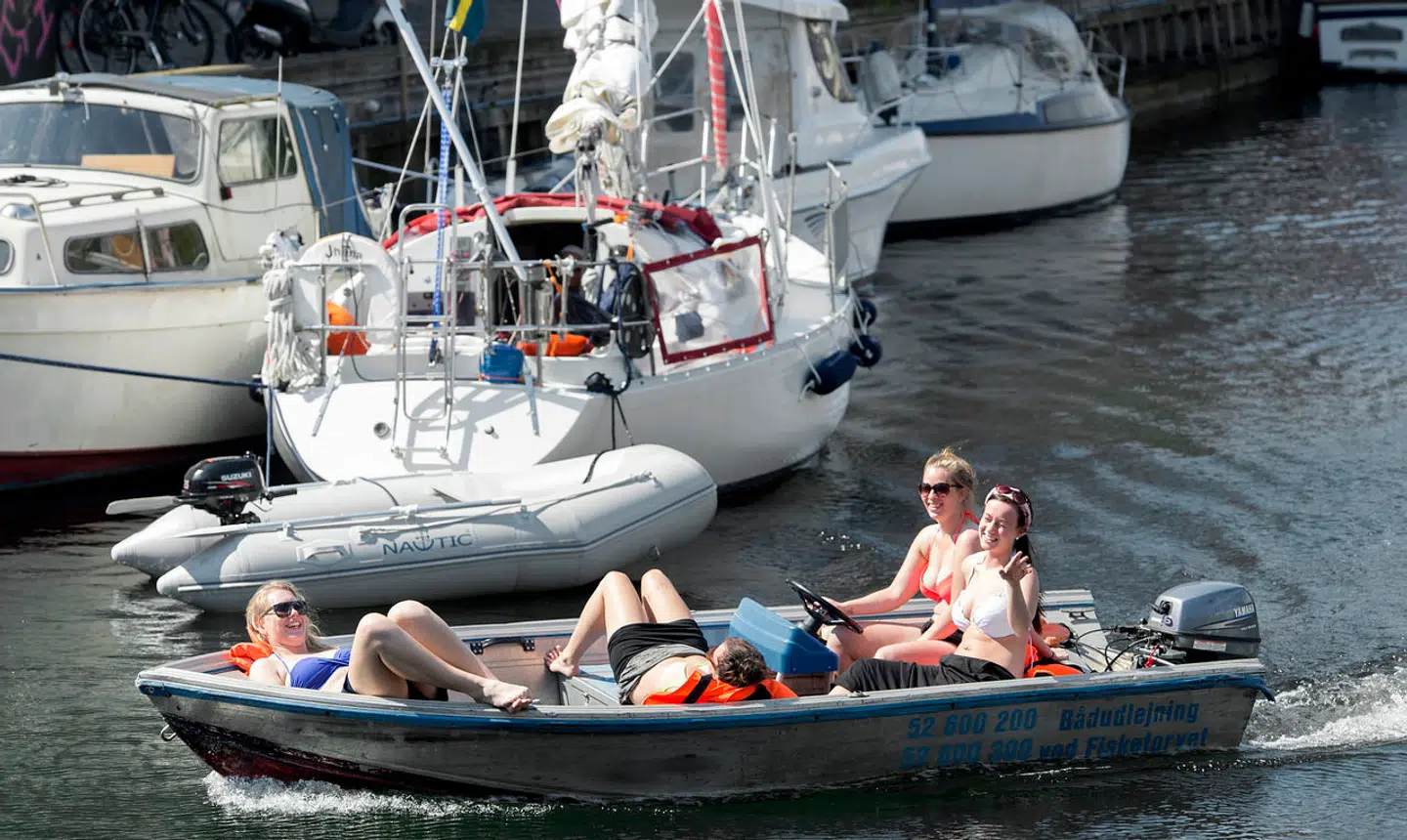 I kanalerne må man kun sejle fire knob. Her i Christianshavns kanal.