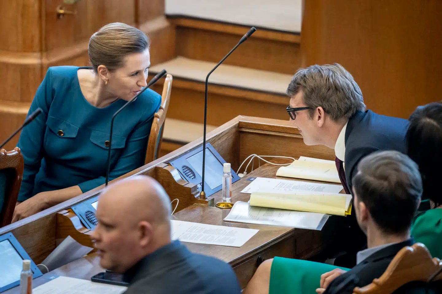 Lad os ikke fare vild i valgfeber og i stedet først og fremmest fokusere på det politiske indhold. Venstre og Moderaterne burde mande sig op til borgerlige krav om at bremse væksten i de offentlige udgifter, skriver Pierre Collignon i denne leder.