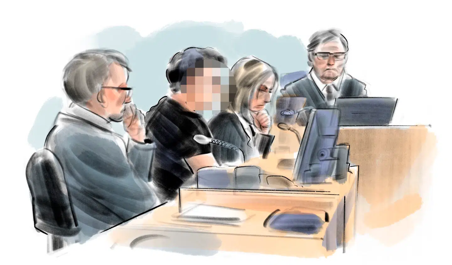 Retstegning af den 37-årige mand (med sort t-shirt), der er tiltalt for at have voldtaget, dræbt og parteret Mia Skadhauge Stevn, under retssagen i Retten i Aalborg onsdag den 7. juni 2023. Til venstre for tiltalte sidder forsvarer Mette Grith Stage. (Foto: Jesper Andkjær/Scanpix 2023)