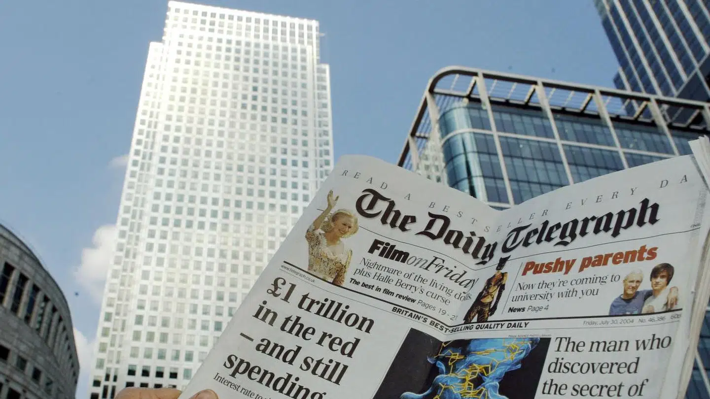 Tvillingebrødrene David og Frederick Barclay købte i 2004 The Daily Telegraph (i dag blot The Telegraph). Gælden i deres fælles selskab er nu blevet så stor, at deres bank kræver pengene betalt, hvilket selskabet ikke kan. Derfor tvangssælges de klassiske avistitler.