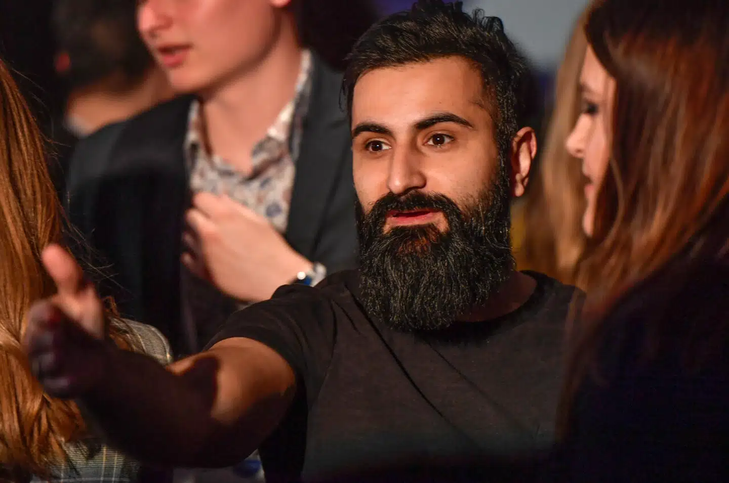 »Det er altså ikke skolesystemet, der fejler noget, men indvandringen,« siger Hanif Bali, der er tidligere medlem af Riksdagen for Moderaterna og nuværende lederskribent på den svenske avis Expressen.