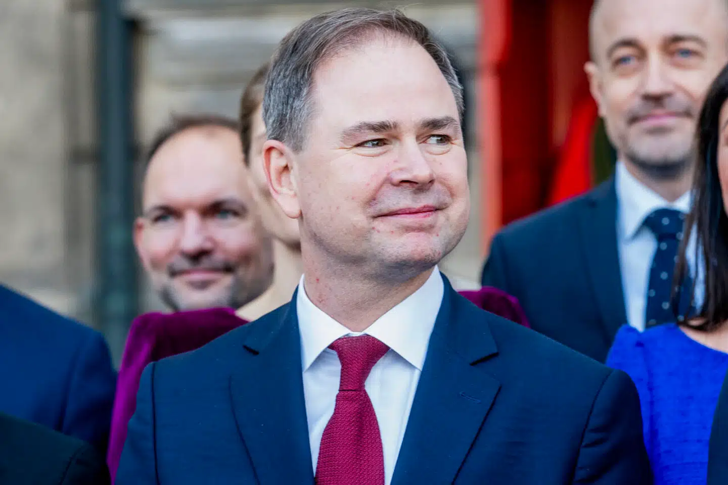 1, 2, 3 – vupti! Så hev finansminister Nicolai Wammen (S) 16 milliarder kroner op af lommen. Økonomien har det »bedre end vi havde turde håbe på.« Hvordan hænger det sammen med SVM-regeringens krisefortælling?