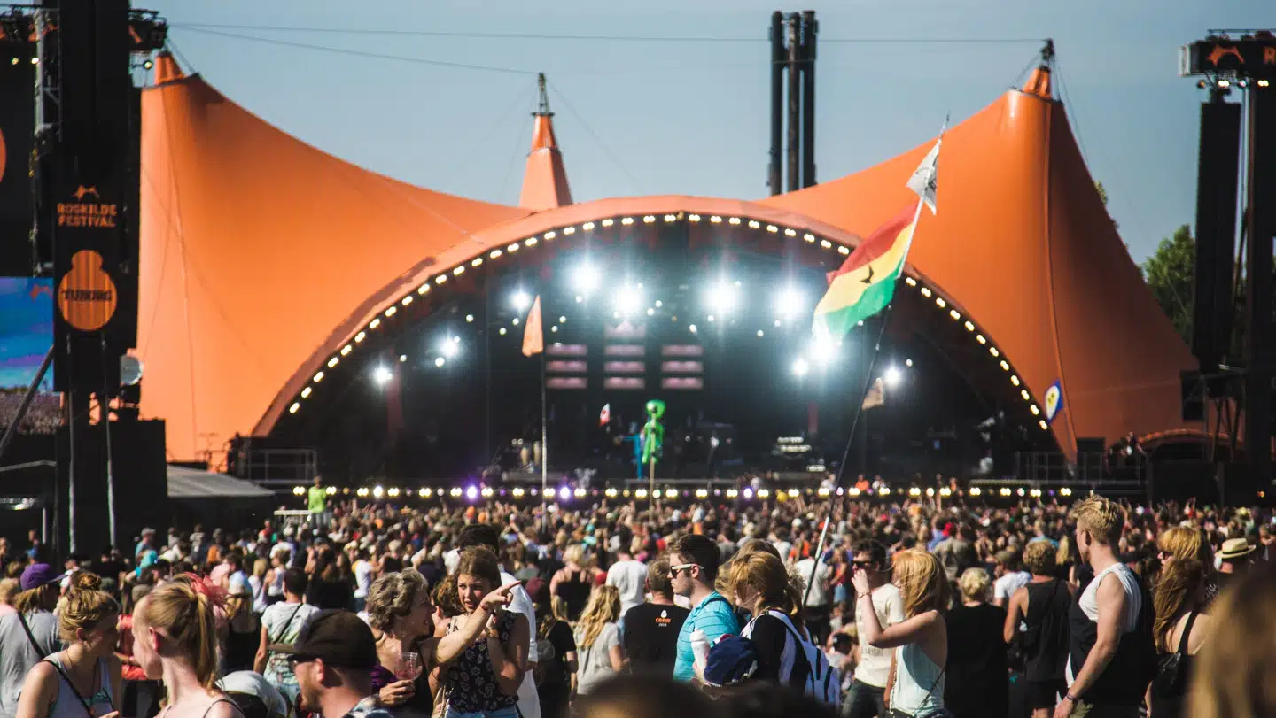 Roskilde Festival har de senere år inviteret 75-100 politikere hvert år til at deltage, oplyser festivalen. Eksperter mener, at det kan være i strid med bestikkelsesreglerne, når byrådspolitikere i Roskilde tager imod gratis backstagebilletter.