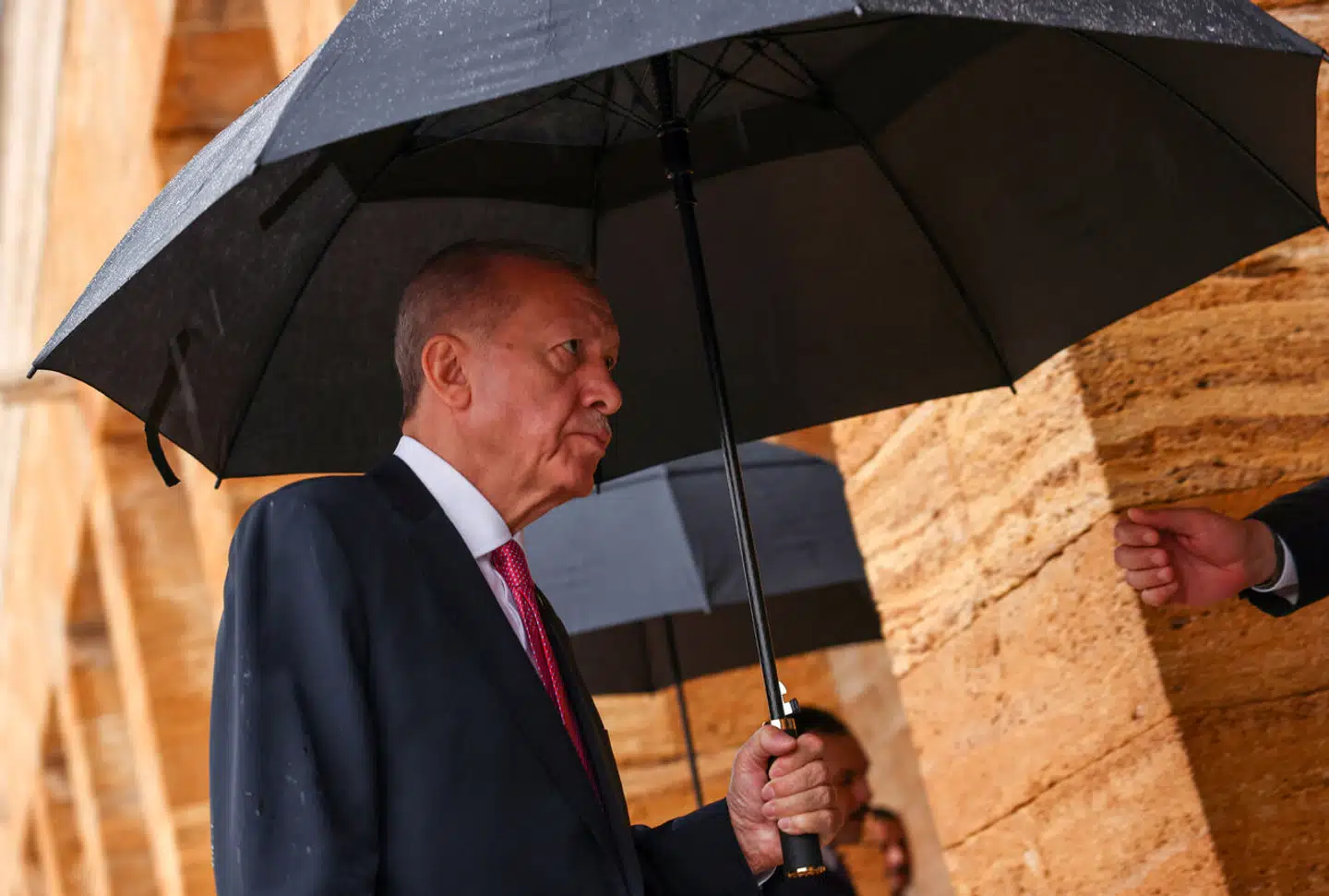 Recep Tayyip Erdogan ser ud til at have opgivet sin opsigtsvækkende økonomiske politik, hvor den tyrkiske præsident har forsøgt at bekæmpe inflation med lave renter.