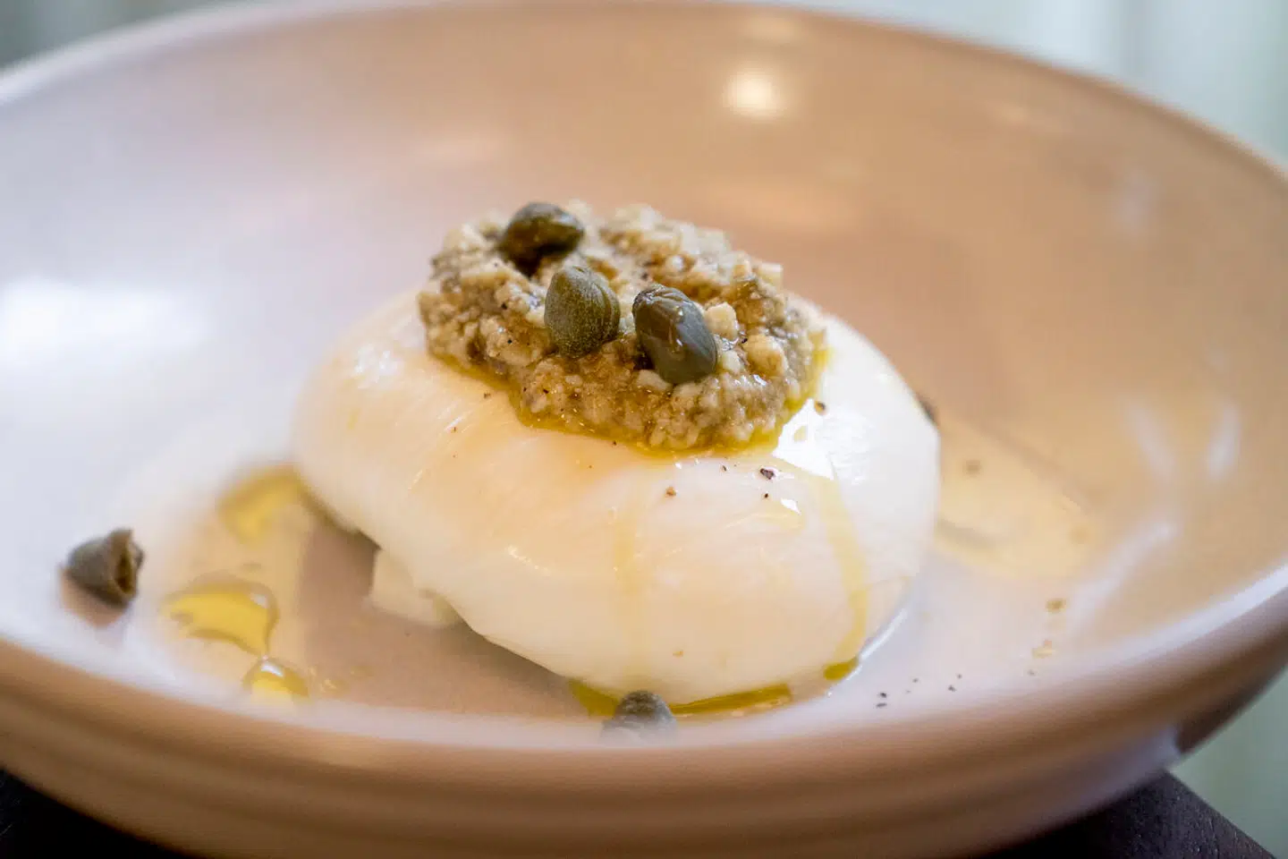 Burrata med kaperspesto.