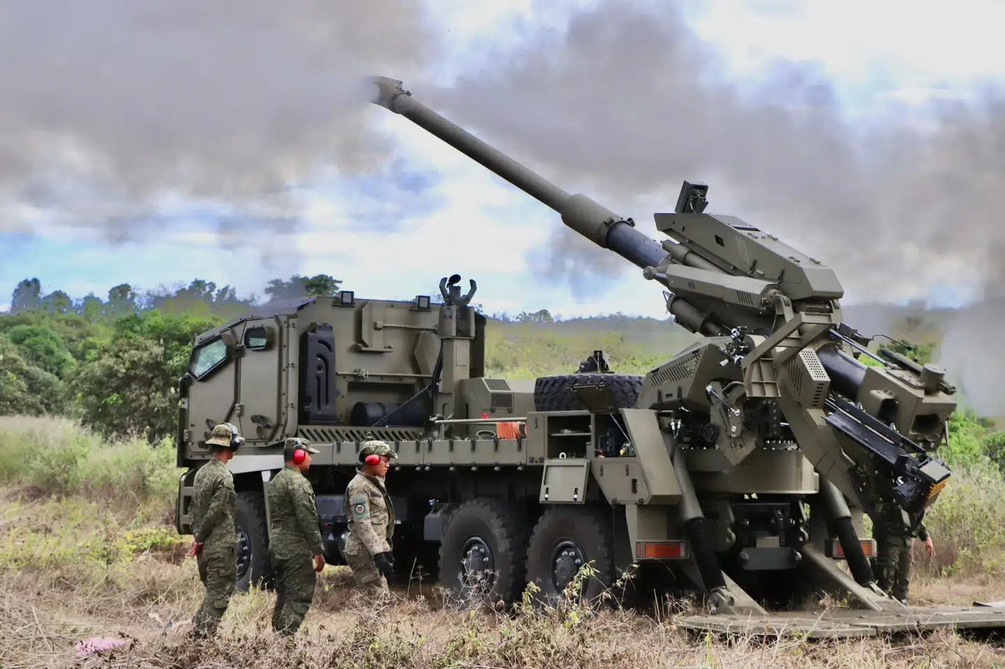 Filippinske ATMOS-haubitser fra israelske Elbit under en øvelse sidste år. Systemet er ikke væsensforskelligt fra CAESAR-haubitser, som Danmark har doneret til Ukraine.