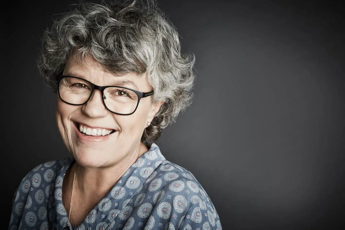 Anne Holt er forfatter og tidligere minister, og hun er ikke enig i sin navnesøsters noget defaitistiske holdning til internettet.