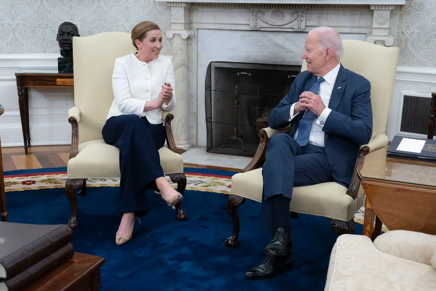 Mødet mellem den amerikanske præsident, Joe Biden, og statsminister Mette Frederiksen har været længe undervejs. Noget tyder på, at det gik godt. I hvert fald var mødet sat til at vare 45 minutter, men endte med at vare omkring halvanden time.