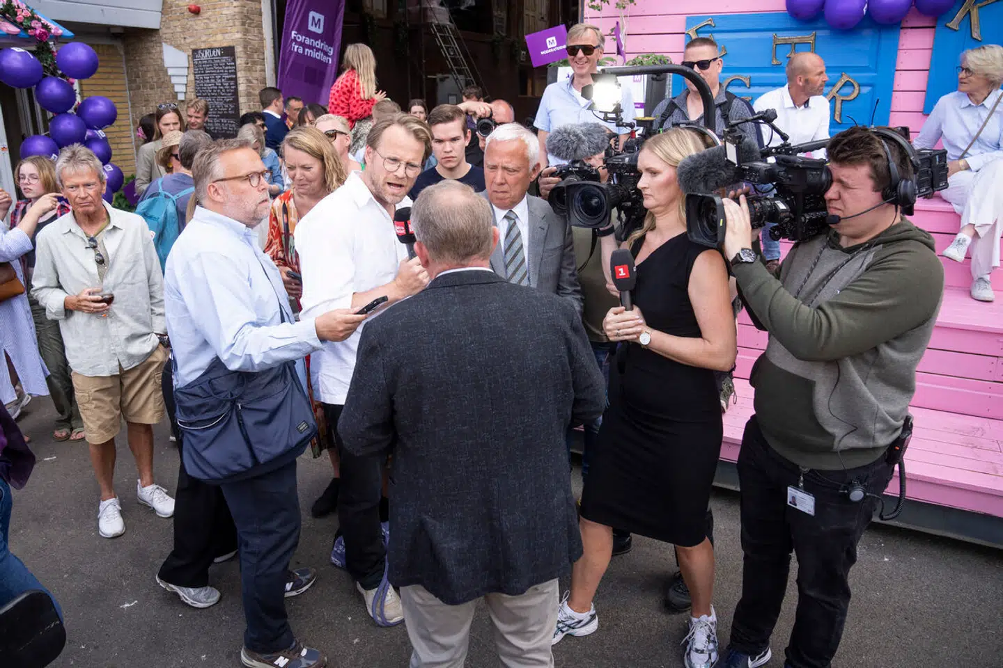 Pressen flokkedes om udenrigsminister Lars Løkke Rasmussen, efter at han holdt sin grundlovstale i Odense. Særligt spekulationerne om Mette Frederiksen og NATO fyldte.