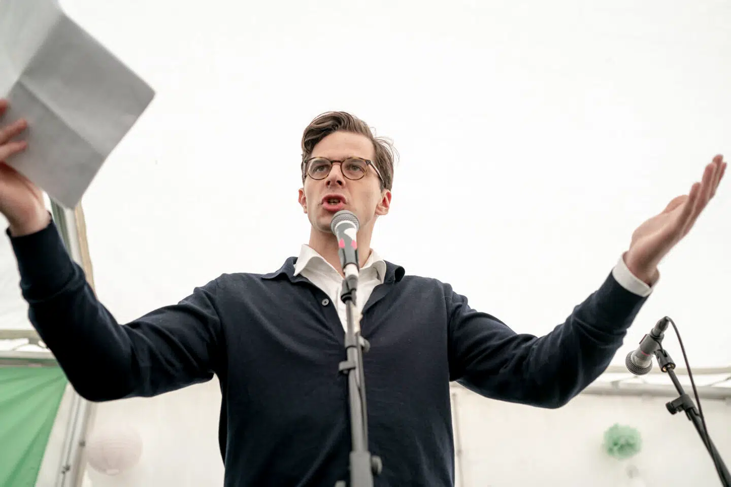 »Tag nu Vanopslaghs interview. Det lyder jo som et solidt og ægte opgør med sit partiets yderligtgående liberalisme, men viser sig at være tomt. Skysovs og luftfrikadeller.«