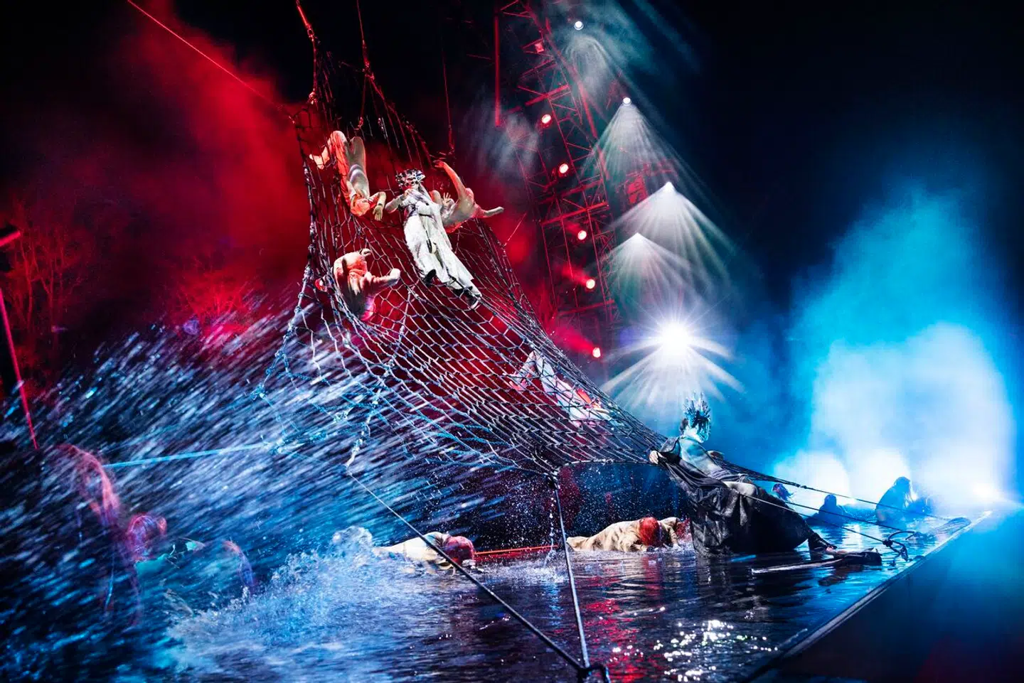 Det Kongelige Teaters »Ragnarok« er et orgie i teaterteknik. Her den opspændte Hel (Meike Bahnsen) i dødsriget.