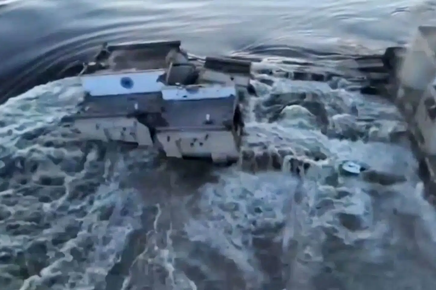 Screenshot fra den ukrainske præsident Volodymyr Zelenskyjs Twitter-konto viser ødelæggelserne, efter vandmasser har bredt sig ud i Kherson-regionen.