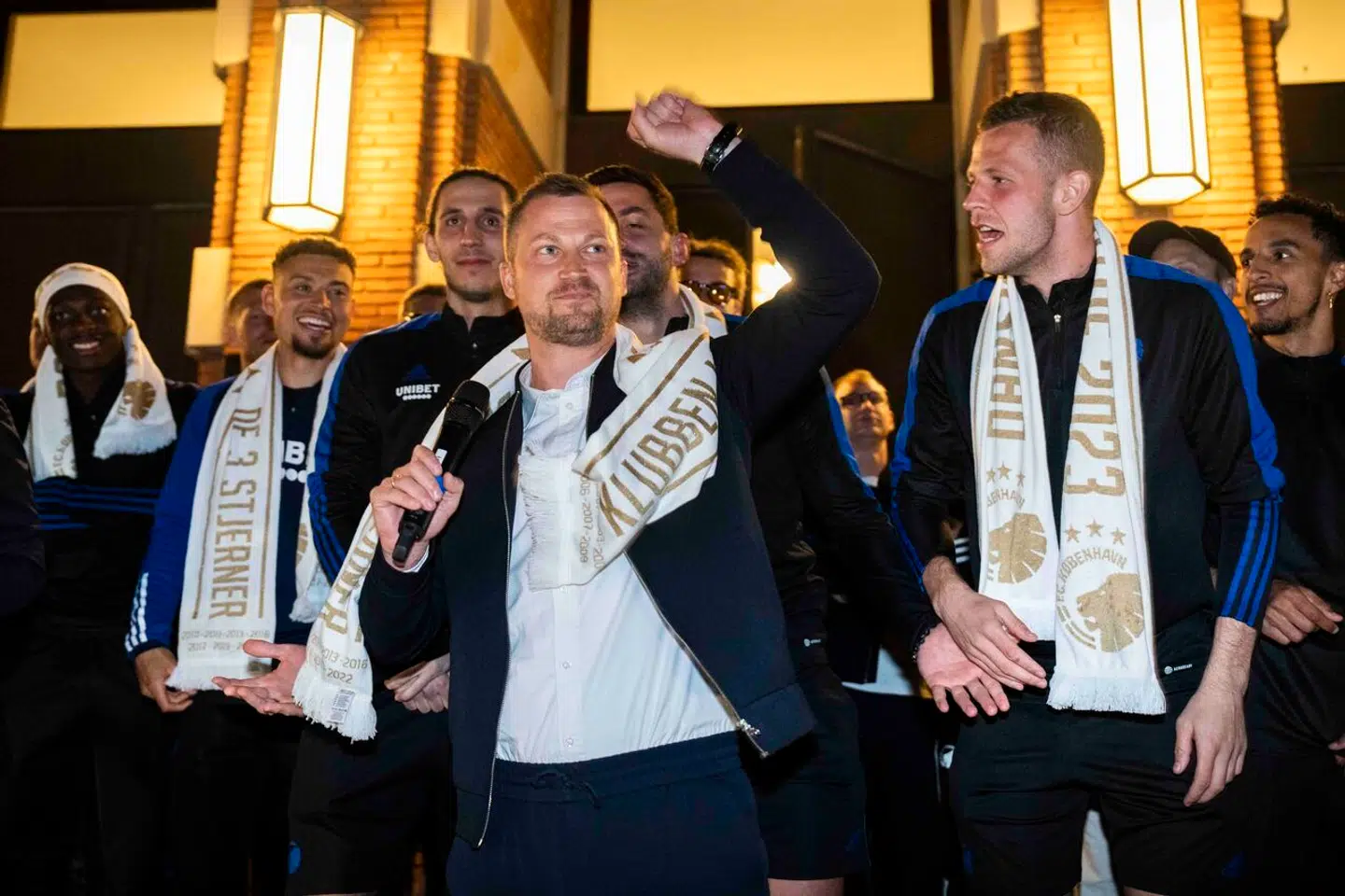 Jacob Neestrup, der er den yngste cheftræner i FCKs historie, overtog et hold i krise. Han formåede at vende skuden og sikre løverne titlen som danske mestre og vindere af pokalfinalen på samme tid. Søndag fortsætter fejringen af hovedstadens hold.