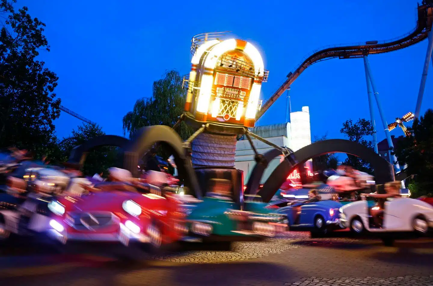 »På Liseberg i Göteborg (billedet, red.) har man foreløbig på en måned inddraget 50 turbånd. Det drejer sig ifølge personalets rapporter blandt andet om problemer med besøgende, som har affyret kanonslag og kastet med sten fra attraktionerne og på andre gæster.«