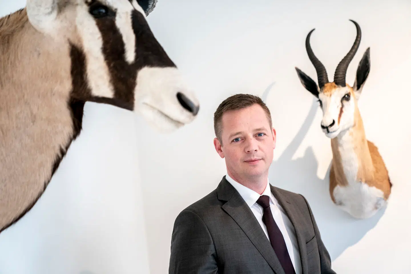 Transportminister Thomas Danielsen (V), tidligere jagtordfører i partiet, ses her i Transportministeriet i København, hvor flyveledernes formand måske bliver næste trofæ på væggen.